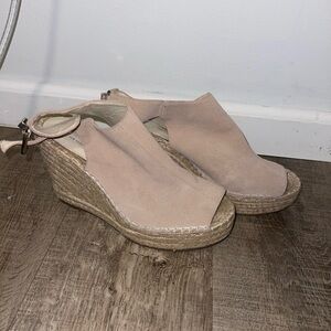 KENNETH COLE NUDE WEDGES